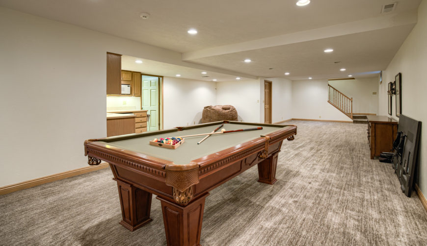 Recreational Room with pool table